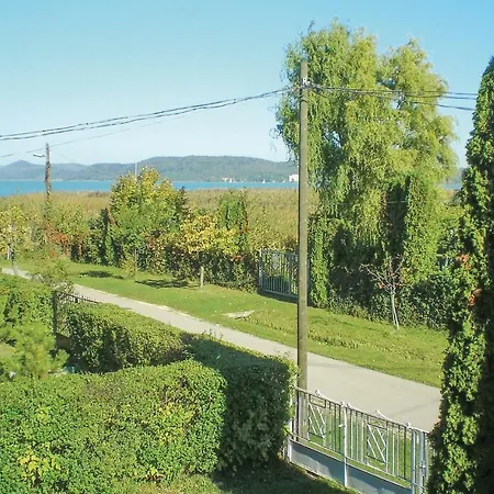 Four Bedroom Holiday In Szantod